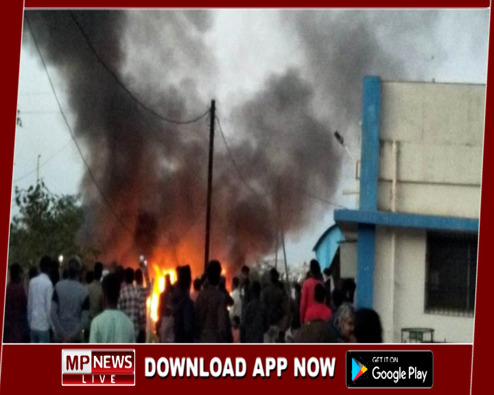 अस्पताल के परिसर में खड़ी एंबलेंस में उठीं लपटें, दो वाहन जले