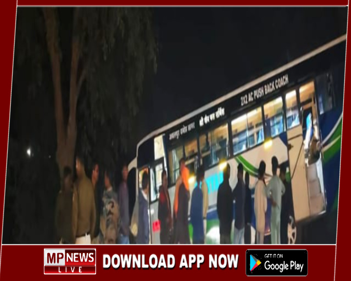 अनियंत्रित होकर बस नाली में जा घुसी, सभी यात्री सुरक्षित