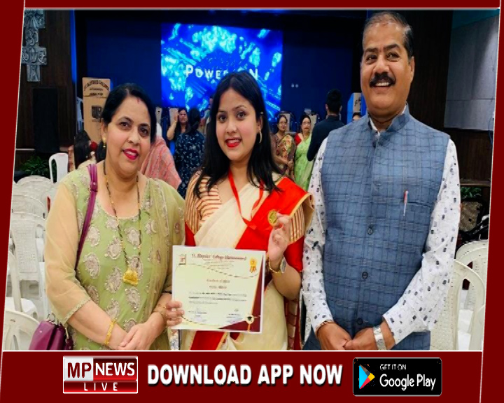 बीबीए में कॉलेज में प्रथम आने पर अदिति को मिला गोल्ड मेडल