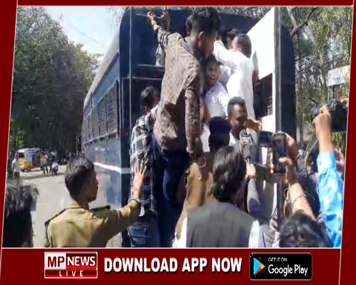 आरडीवीवी में एनएसयूआई का हल्ला बोल, पुलिस ने करीब 100 प्रदर्शनकरियों को किया गिरफ्तार