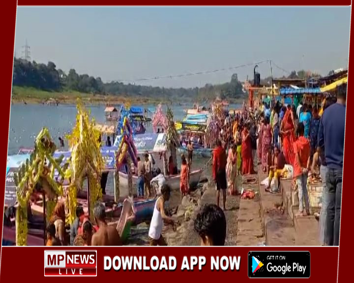 मौनी अमावस्या पर हजारों लोगों ने नर्मदा में लगाई आस्था की डुबकी