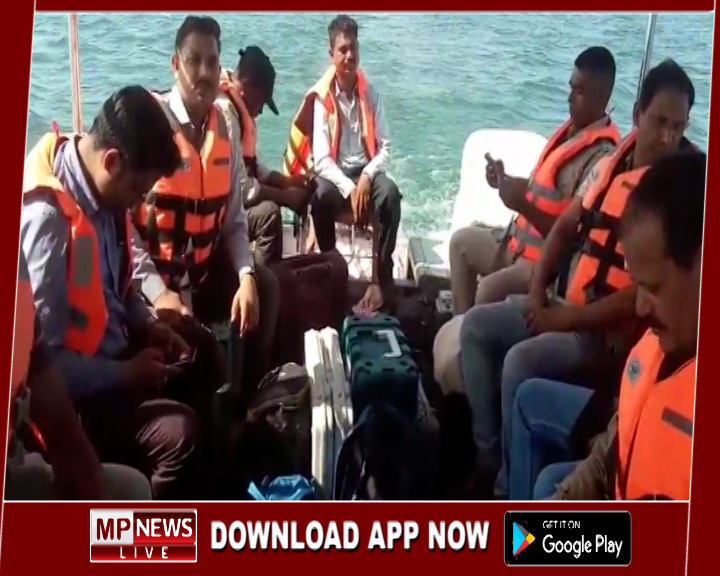 मोटरबोट से मतदान सामग्री लेकर डूब प्रभावित गांव के लिए रवाना हुआ दल