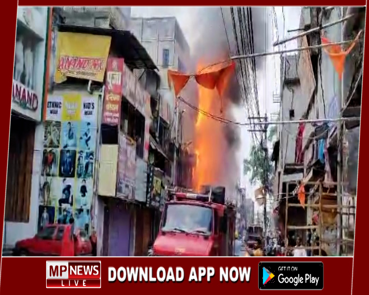 गंजीपुरा में कपड़े की दुकान में लगी भीषण आग, इलाके में मची अफरातफरी