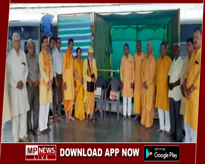 नौतपा में यात्रियों की प्यास बुझा रहा है गायत्री परिवार