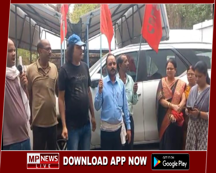 बीएसएनल संचार सेवा के विकास एवं कर्मचारियों की समस्याओं को लेकर बीएसएनल कर्मियों ने दिया धरना