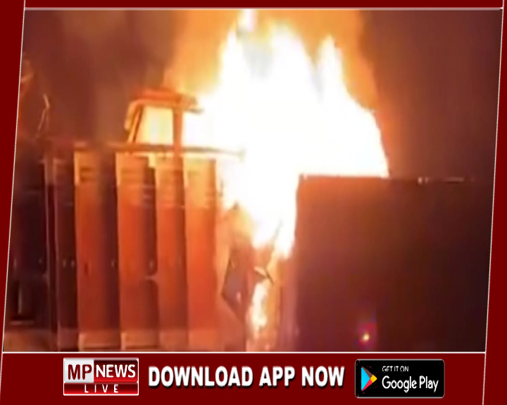 खड़े ट्रक में पीछे से टकराया ट्रक, ट्रक में आग लगने से घटनास्थल पर ही ड्रायवर सहित बेटे की मौत