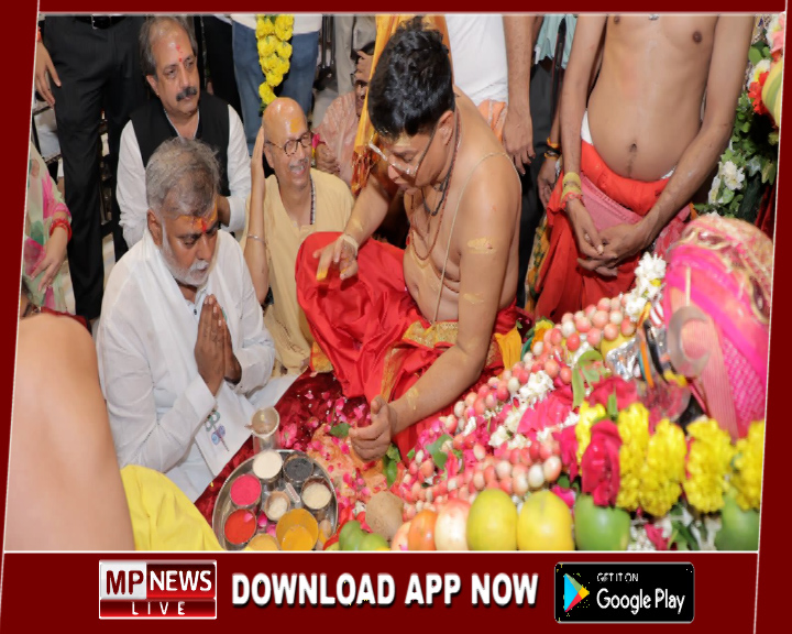 चंद्रमौलेश्वर स्वरूप में नगर भ्रमण पर निकले भगवान महाकाल, सावन में महाकाल की दूसरी सवारी  फोटो