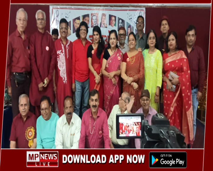 सरस्वती म्यूजिकल ग्रुप के कलाकारों द्वारा सदाबहार गीतों की दी गई शानदार प्रस्तुति