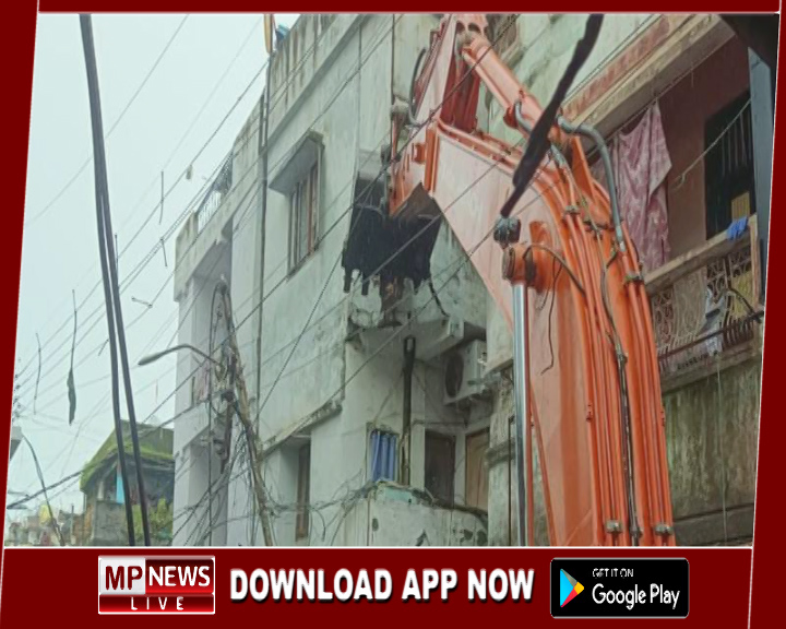 सदर में 15 वर्ष पुराना दो मंजिला मकान एक तरफ झुका, जेसीबी ने तोड़ा