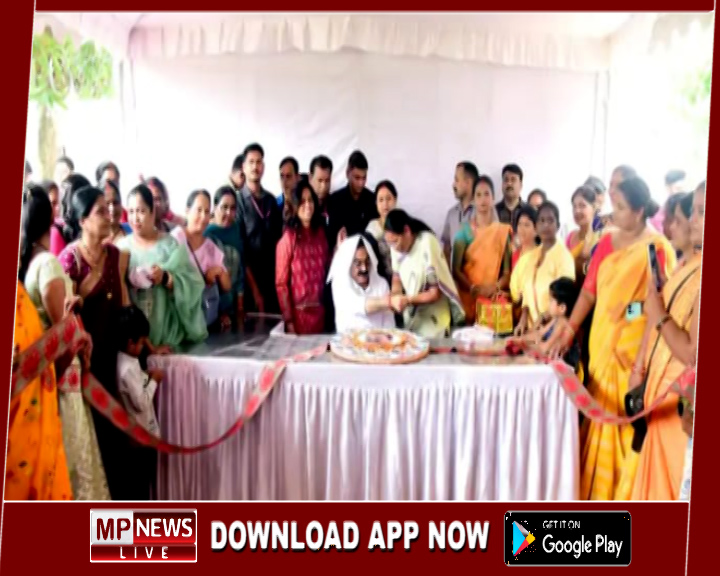 राज्यसभा सांसद सुमित्रा वाल्मीकि सहित भाजपा महिला कार्यकर्त्ताओ ने केबिनेट मंत्री राकेश सिंह को बांधी 51 फीट लम्बी राखी