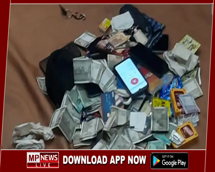 मंदिर परिसर में पुलिस की दबिश, जुआ खेलते हुए जुआडियो को पुलिस ने किया गिरफ्तार