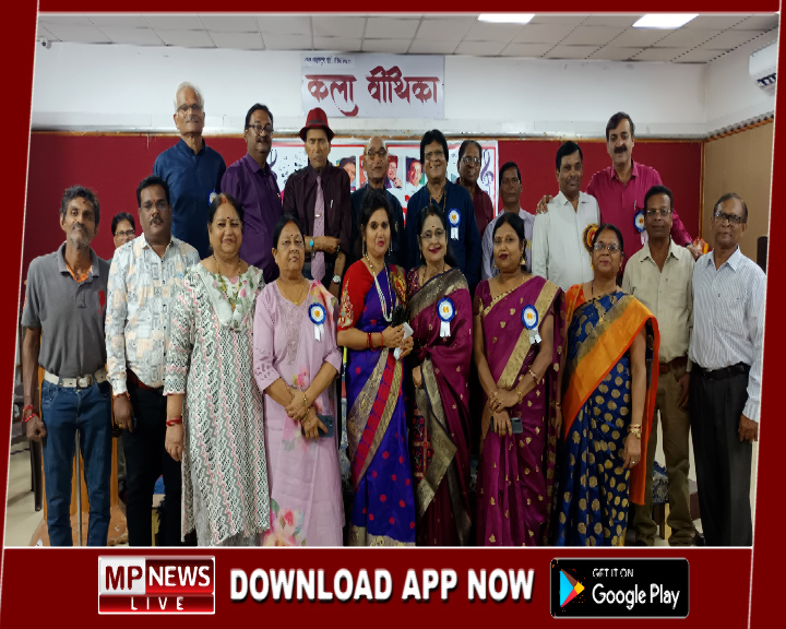 कला वीथिका हॉल रानी दुर्गावती संग्रहालय में सरस्वती म्यूजिकल ग्रुप के कलाकारों द्वारा सदाबहार गीतों की दी शानदार प्रस्तुति
