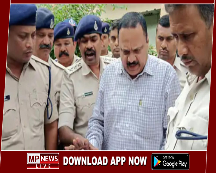 नर्मदा घाट पर शराब बिकने का वीडिओ वायरल, शराब के बोतल की माला लेकर पहुंचे प्रदर्शनकारी, जमकर हुआ हंगामा