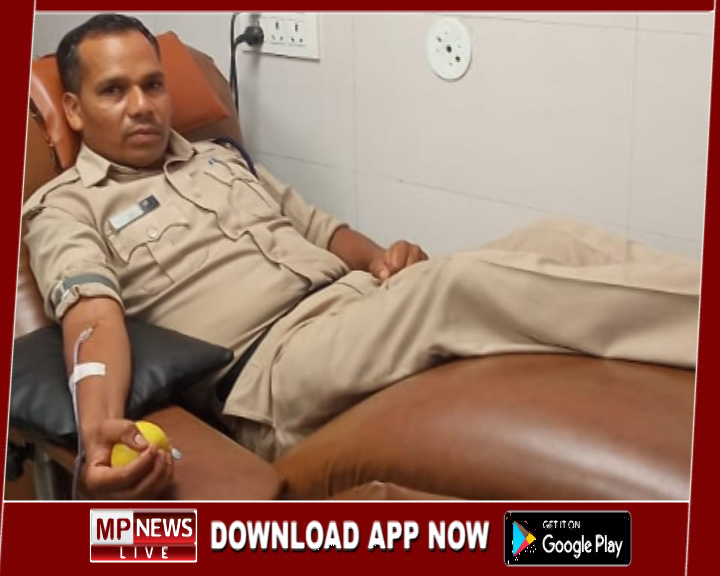 अजाक थाने में पदस्थ दिनेश धुर्वे ने 11वीं बार किया रक्तदान