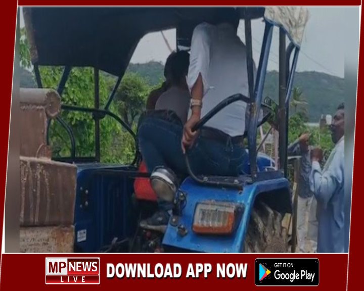 रेत माफिया के द्वारा तहसीलदार को ट्रैक्टर से कुचलना की कोशिश