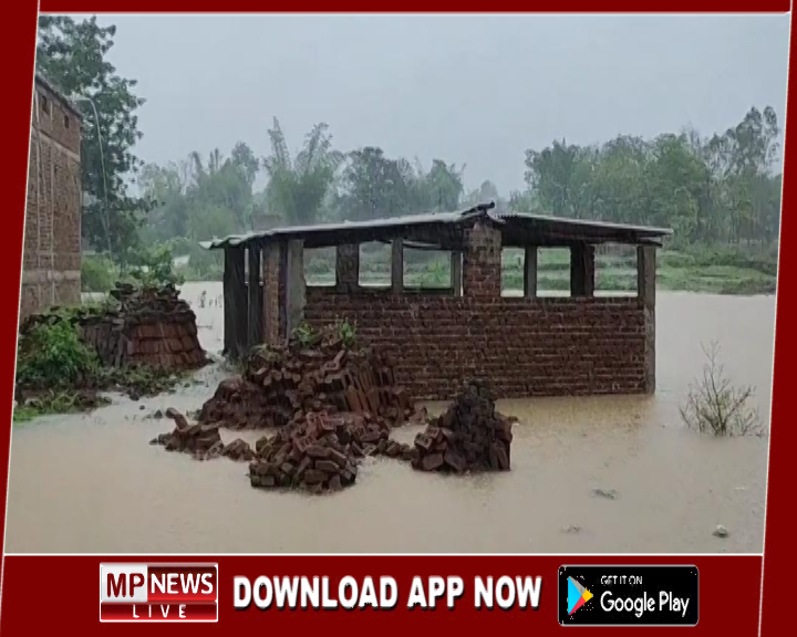 ग्राम पंचायत और जनपद पंचायत के जिम्मेदारों का कारनामा, शमशान भूमि व रहवासी इलाके में बना दिया गया नया तालाब, घरों में घुसा पानी, ग्रामीण परेशान