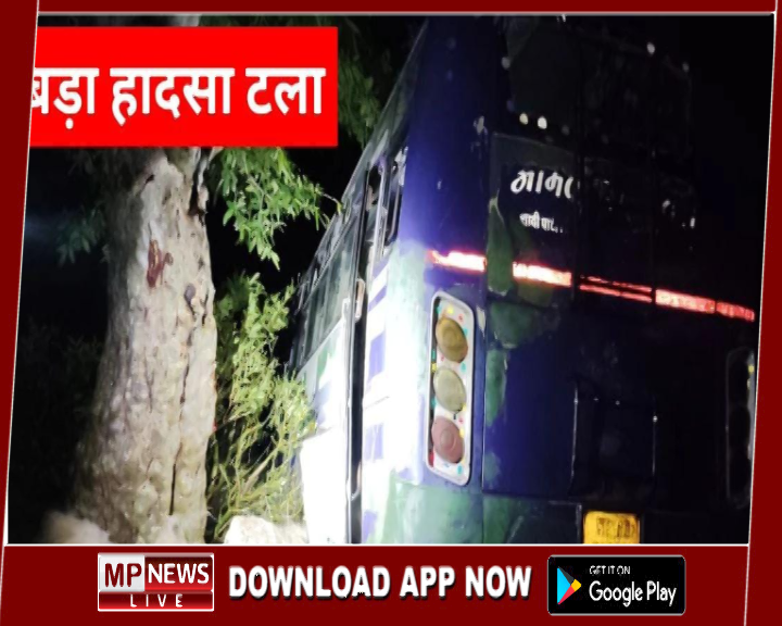 लापरवाह ड्राइवर ने उफनते नाले में उतारी बस, आधा हिस्सा पुलिया से लटक गया, बाल-बाल बचे यात्री