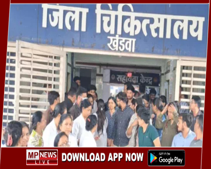 महिला की मौत से गुस्साए बेटे ने डॉक्टरों पर किया हमला, हमले के विरोध में उतरे डॉक्टर व नर्सिंग स्टाफ
