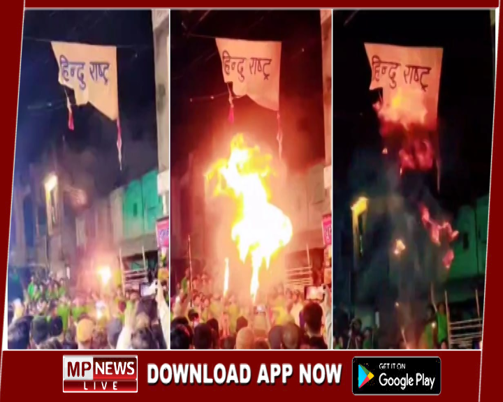 मोहर्रम के जुलूस में हिंदू राष्ट्र लिखा बैनर जलाने से सैलाना में तनाव, बाजार बंद, पुलिस तैनात