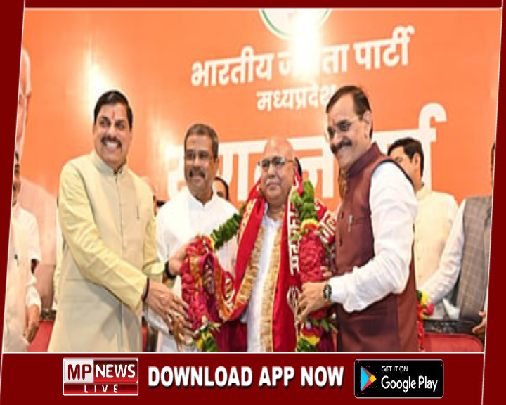 हेमंत खंडेलवाल बने नए भाजपा के प्रदेशाध्यक्ष, वीडी शर्मा ने भाजपा का ध्वज नवनियुक्त प्रदेशाध्यक्ष को सौपा