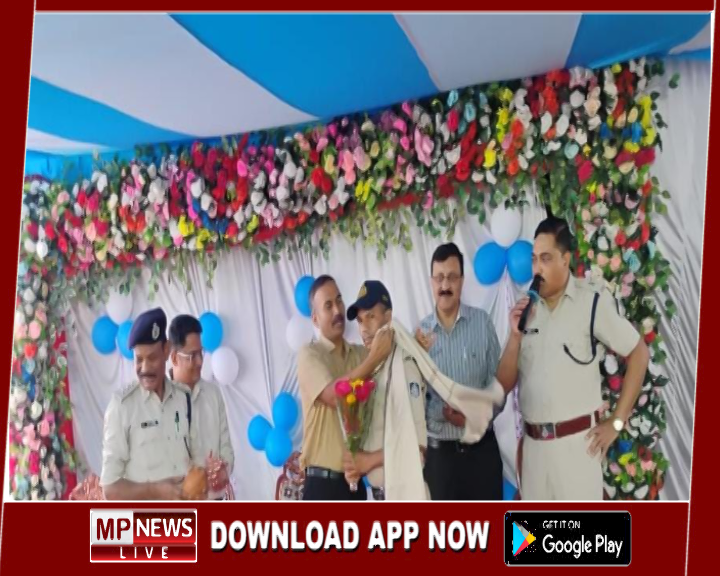 11वीं बार रक्तदान करने पर अजाक थाने के आरक्षक दिनेश धुर्वे का पुलिस कप्तान ने किया प्रशस्ति पत्र देकर सम्मान