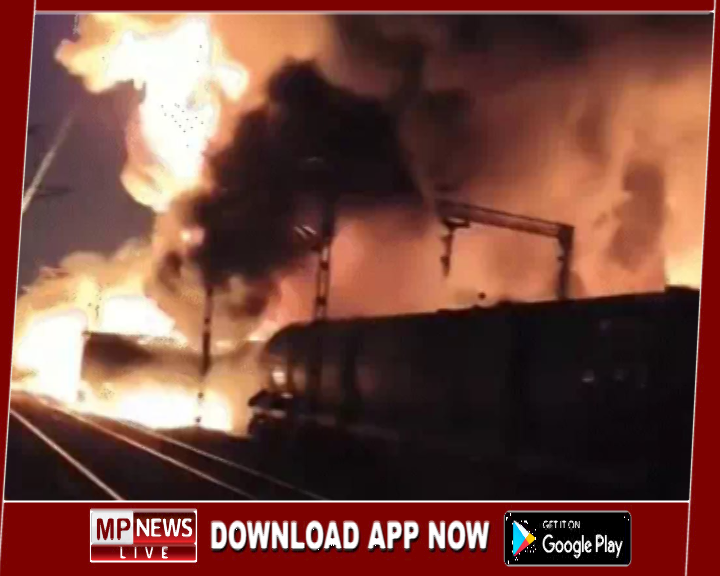 पटरी से उतरी मालगाड़ी, 52 बोगियो में भरा था डीजल, 18 बोगियो में लगी भीषण आग