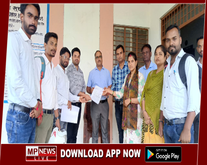 अपनी मांगो को लेकर नवीन व्यावसायिक शिक्षा-प्रशिक्षक महासंघ ने जिला शिक्षा अधिकारी के नाम सौपा ज्ञापन