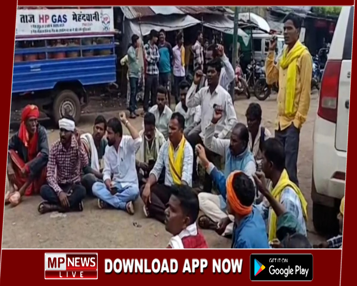 तेज बुखार से छात्रा की मौत पर मचा बवाल, छात्रावास में तबियत बिगड़ने पर छात्रा को किया गया था अस्पताल में भर्ती, इलाज के बाद घर ले जाने पर हालत और बिगड़ी