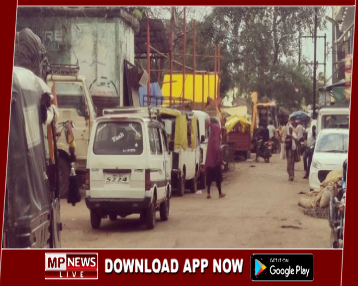 अघोषित टैक्सी स्टैंड और अव्यवस्थित पार्किंग से नगरवासी परेशान, साहू मोहल्ला रोड, मुख्य मार्ग व उमरिया नाका पर आए दिन लगता है जाम