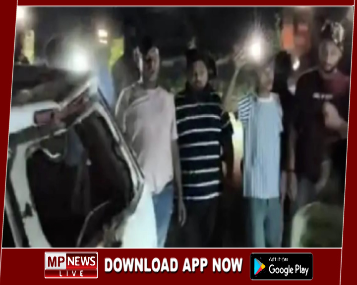 एक्सयूवी कार में गौवंश की तस्करी, हिन्दू संगठन के कार्यकर्त्ताओ को देख कार छोड़कर फरार हुए तस्कर