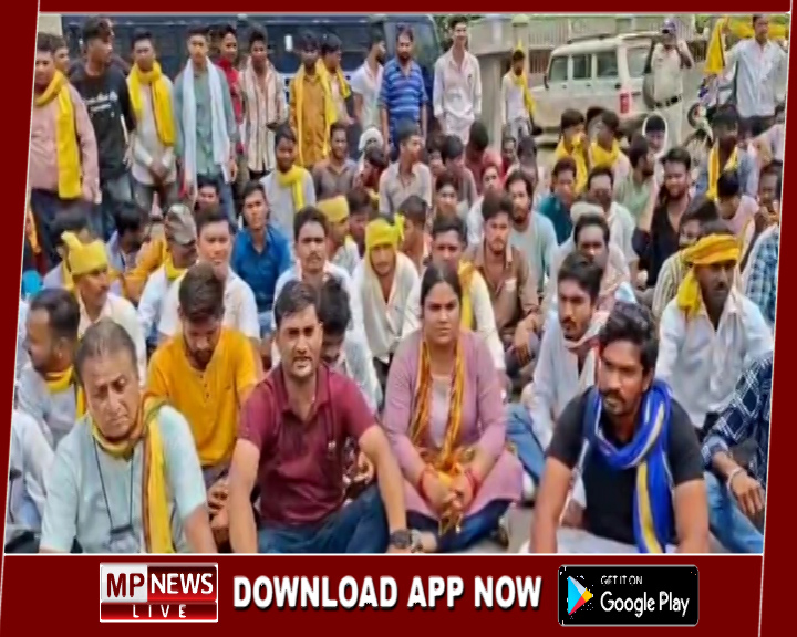 आरक्षक को पीटने वाले आरआई पर एफआईआर की मांग, खरगोन में आदिवासी समाज का प्रदर्शन