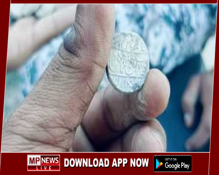 हनुमान मंदिर की नींव खुदाई में मिले सोने के सिक्कों ढेर, पुलिस ने किया जब्त