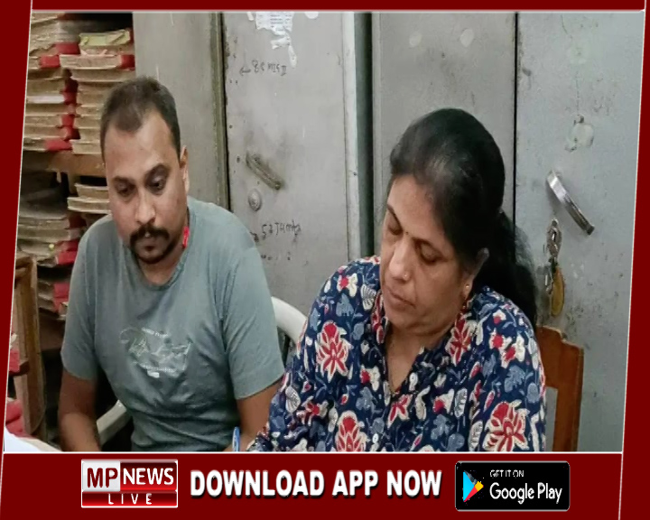 एमपी हाउसिंग बोर्ड के बाबू को 10 हजार रूपए की रिश्वत लेते हुए लोकायुक्त ने रंगे हाथ पकड़ा