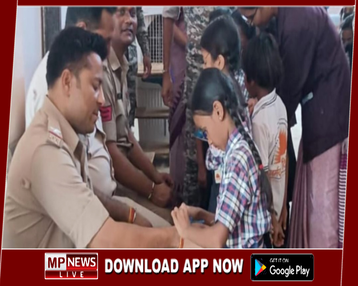 अपने हाथों से राखी बनाकर नर्मदांचल विद्यापीठ बरगांव की छात्राओं ने पुलिस कर्मियों को बाँधी राखी