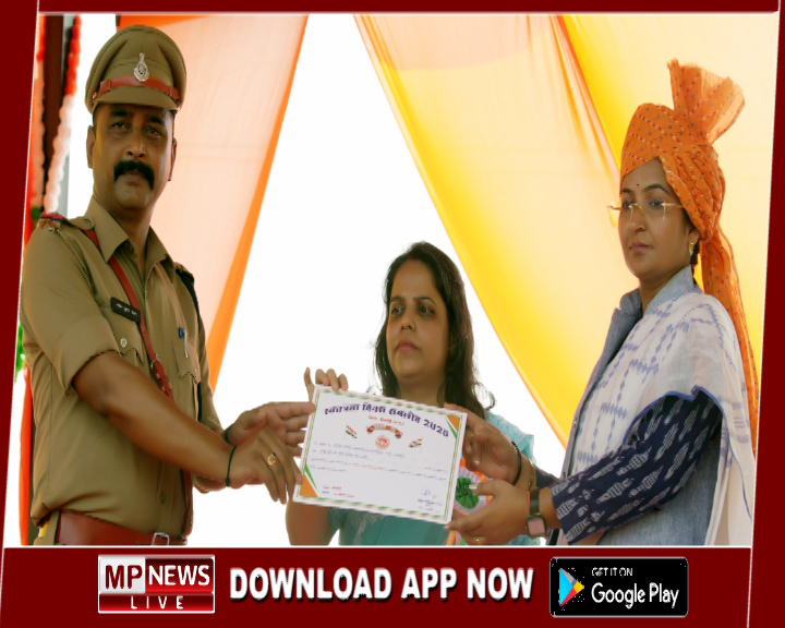 उत्कृष्ट कार्य के लिए प्रभारी मंत्री प्रतिमा बागरी ने विक्रमपुर चौकी प्रभारी संतोष यादव को किया सम्मानित