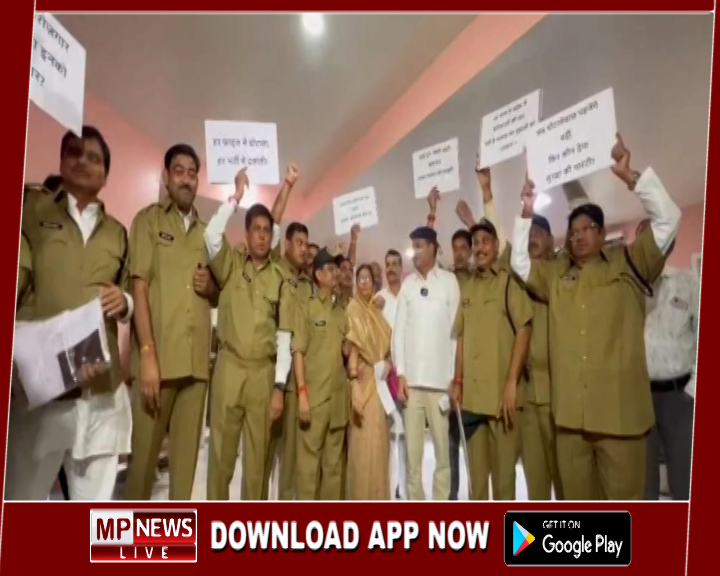 खाकी पहनकर कांग्रेस विधायक पहुंचे विधानसभा, पुलिस आरक्षक भर्ती घोटाले को बताया व्यापमं पार्ट-2
