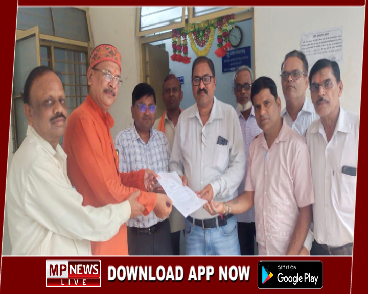 कर्मचारियों की विभिन्न मांगों को लेकर संयुक्त संचालक लोक शिक्षण जबलपुर को सौंपा गया ज्ञापन