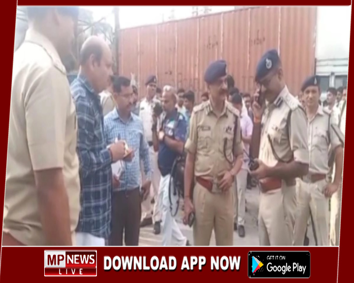 दिनदहाड़े युवक ने पत्नी को गोलियों से भूना, सनकी को काबू करने के लिए पुलिस को छोड़ना पड़ा आंसू गैस