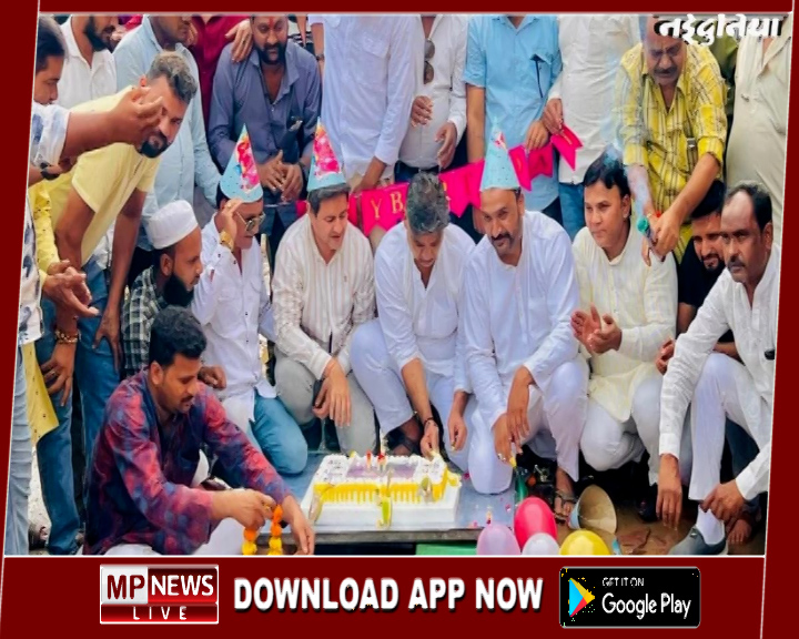 गड्ढों की मनाई सालगिरह, 10 वर्षो से सड़क की नहीं कराई गई मरम्मत, केक काटकर जताया विरोध