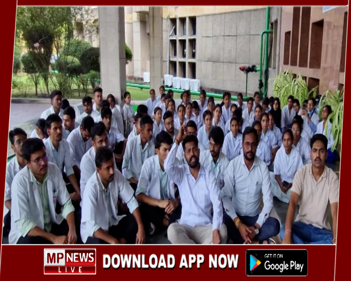 बीएमएचआरसी में नर्सिंग छात्रा की मौत से मचा हड़कंप, एनएसयूआई ने किया धरना प्रदर्शन, प्रभारी निदेशक के इस्तीफे की मांग