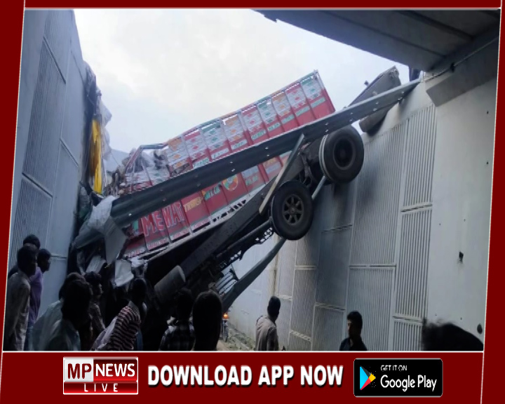 दिल्ली–मुंबई एक्सप्रेस वे पर रेलिंग तोड़कर नीचे गिरा ट्रक, दो की मौत