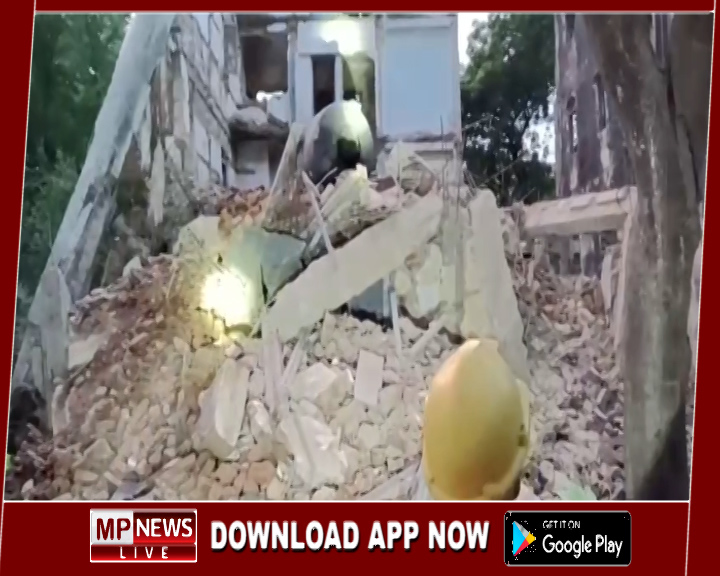 पीएंडटी कॉलोनी की खंडहर हो चुकी इमारत भरभरा कर गिरी, मलबे में दबा एक युवक, एनडीआरएफ की टीम ने युवक का किया रेस्क्यू