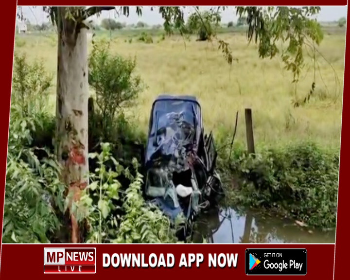 बाइक सवार को बचाने में पलटा स्कार्पियो वाहन, दो लोगों की मौत, एक गंभीर घायल