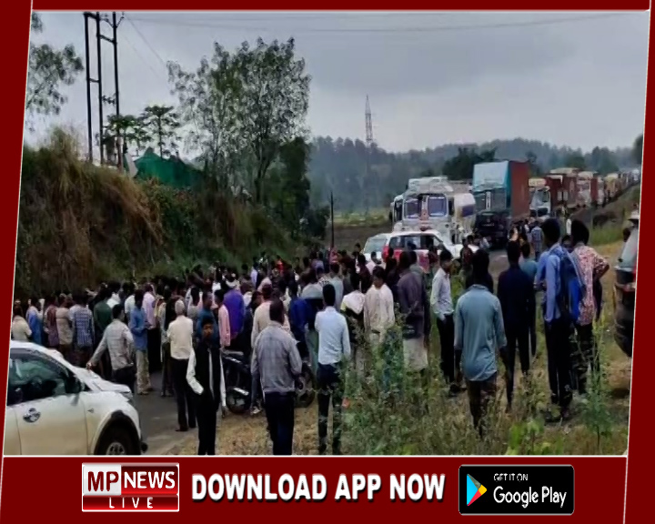 स्कूल के पास बढ़ते हादसों से नाराज ग्रामीणों ने किया विरोध प्रदर्शन, स्पीड ब्रेकर व सीसीटीवी लगाने की मांग