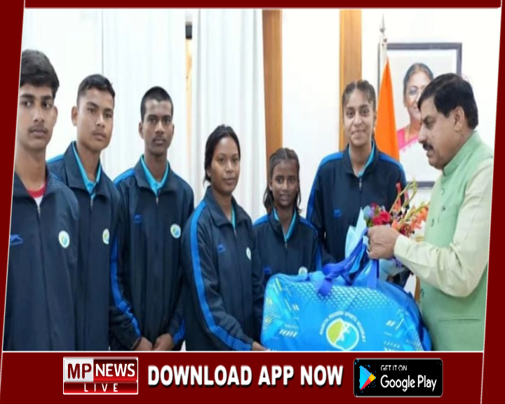 सीएम डॉ. मोहन यादव से जर्मनी रवाना होने से पूर्व मिले शहडोल ‘मिनी ब्राजील’ विचारपुर के खिलाड़ी