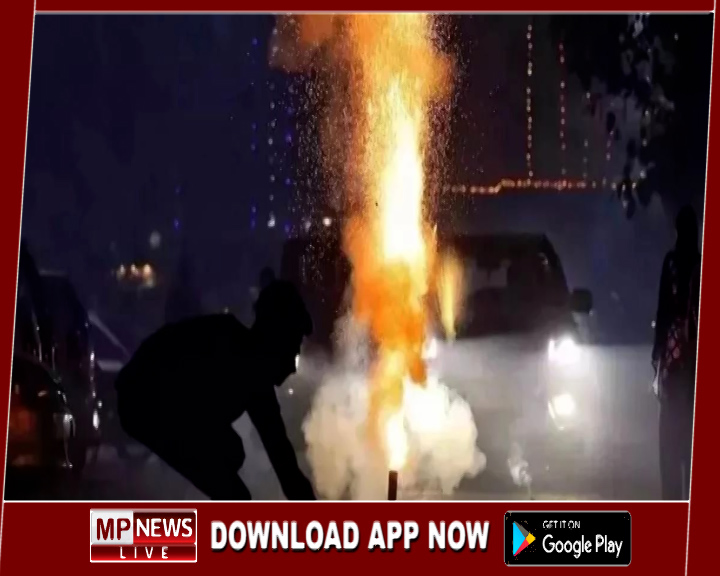 पटाखे फोड़ने में हुई चूक, बच्चे सहित चार लोगों के हाथ में फूटा बम, 10 की आंखें हुई लाल