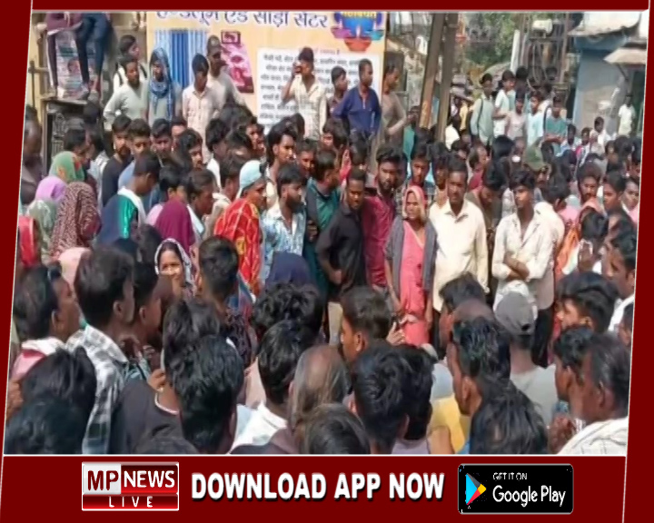 डंडे से पीटकर सफाई कर्मी की निर्मम हत्या, विरोध में कर्मचारियों ने सड़कों पर बिखेरा कचरा, शव रखकर किया चक्का जाम