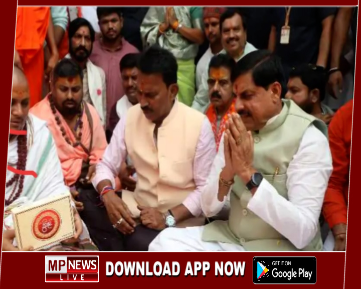 हातोद रेशम केंद्र गोशाला में गोवर्धन पूजा में शामिल हुए मुख्यमंत्री मोहन यादव, सीएम ने बछड़े को गोद में उठाकर दुलारा