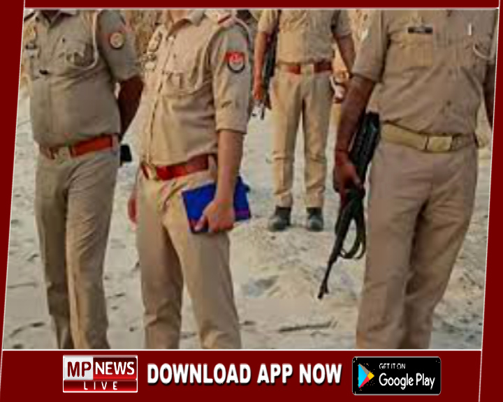 थाने के सामने पुलिसकर्मी से अभद्रता, वर्दी उतरवाने की दी गई धमकी