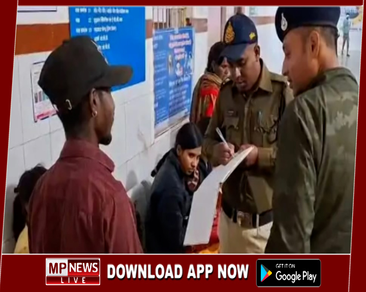 यात्रियों से भरी बस पलटी, अँधेरे में टॉर्च जलाकर घायलों को निकाला गया बाहर, ड्राइवर हुआ मौके से फरार